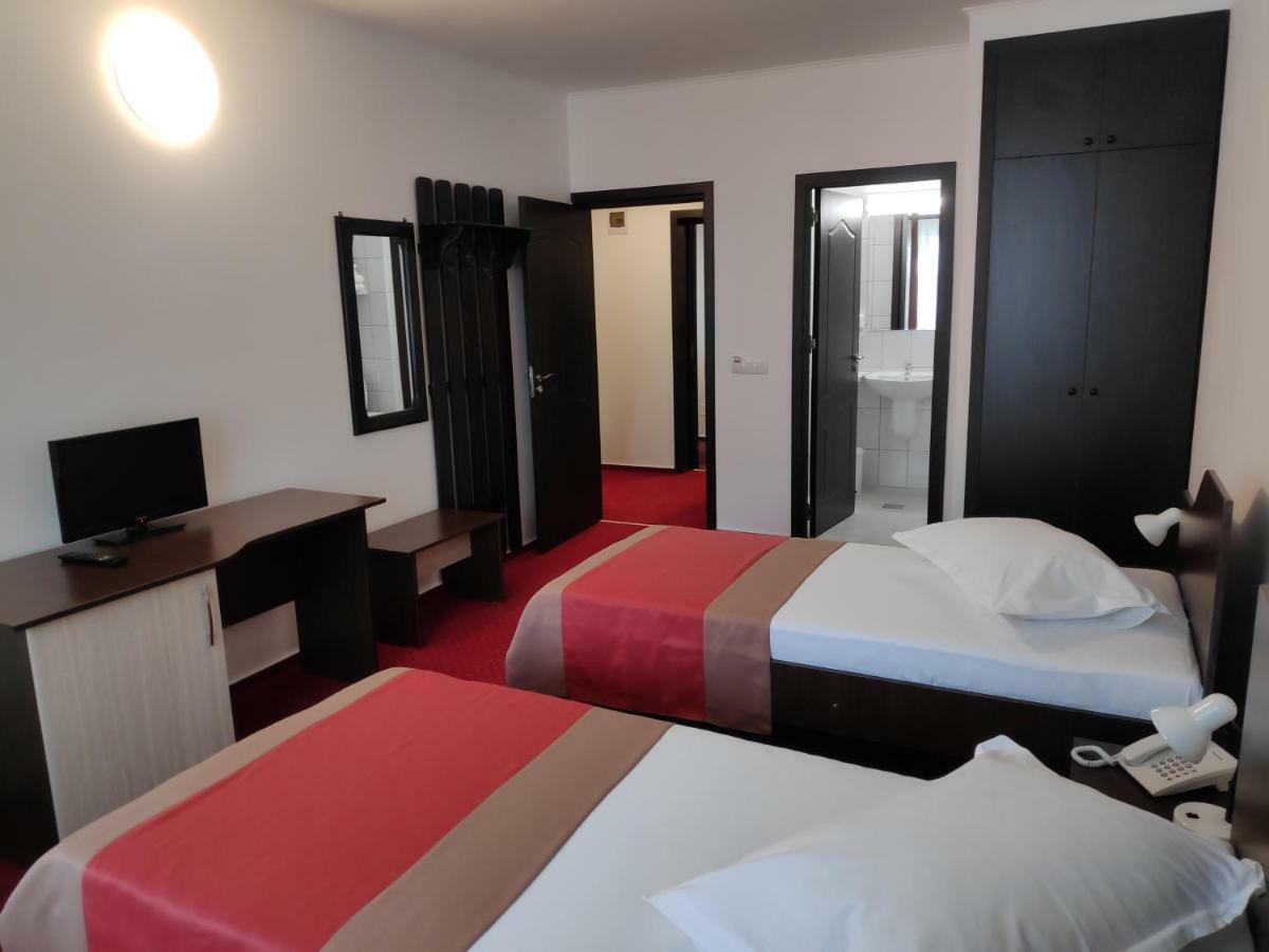 Hostel Caliman Кечулата Екстер'єр фото